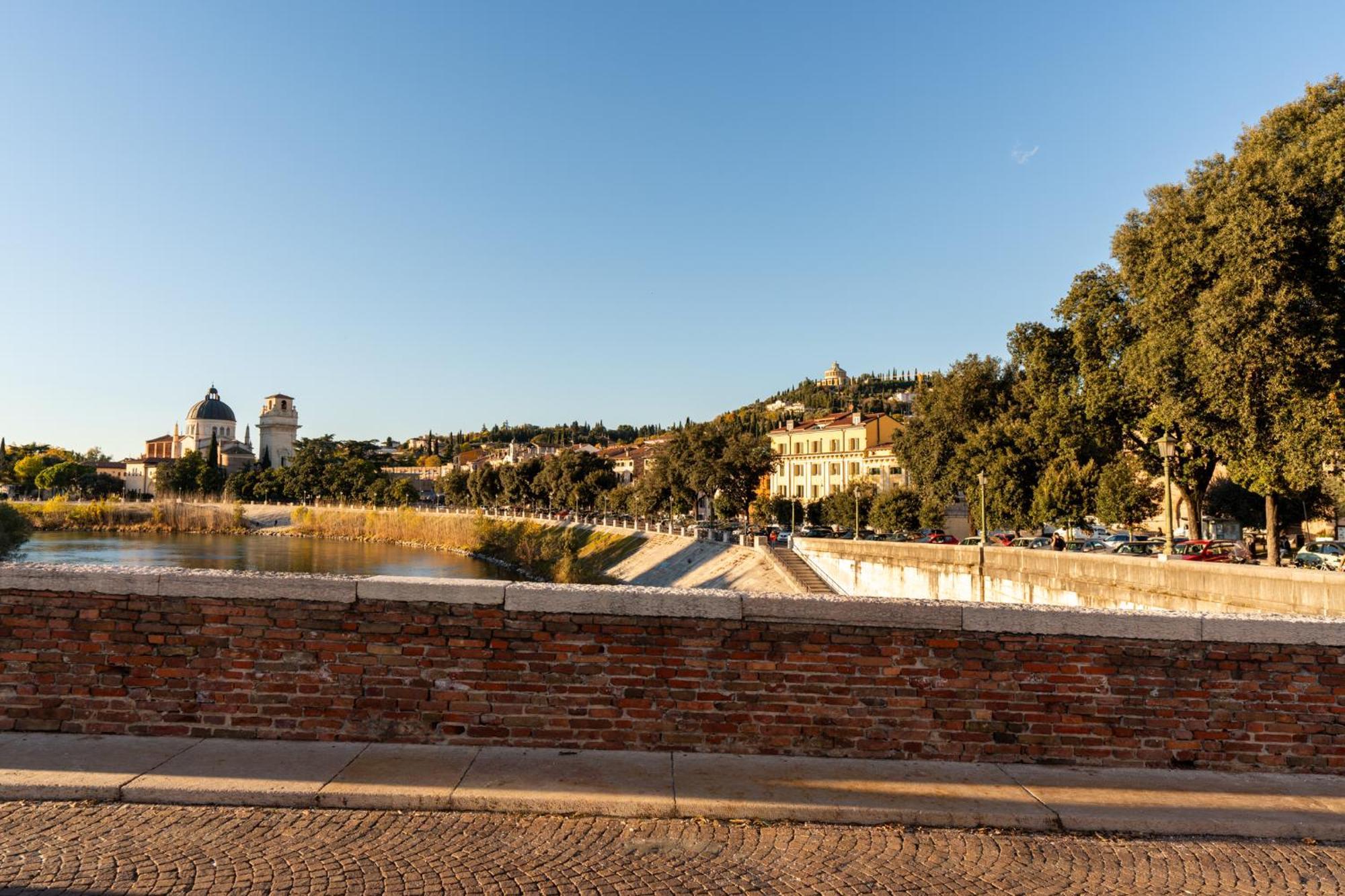 مبيت وإفطار فيرونا La Finestra Sul Ponte By Postcardsfrom المظهر الخارجي الصورة