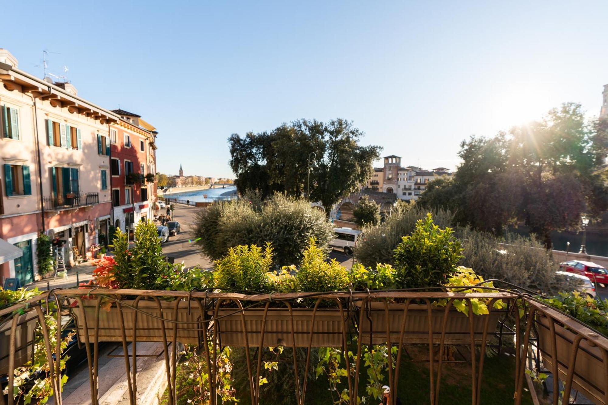 مبيت وإفطار فيرونا La Finestra Sul Ponte By Postcardsfrom المظهر الخارجي الصورة