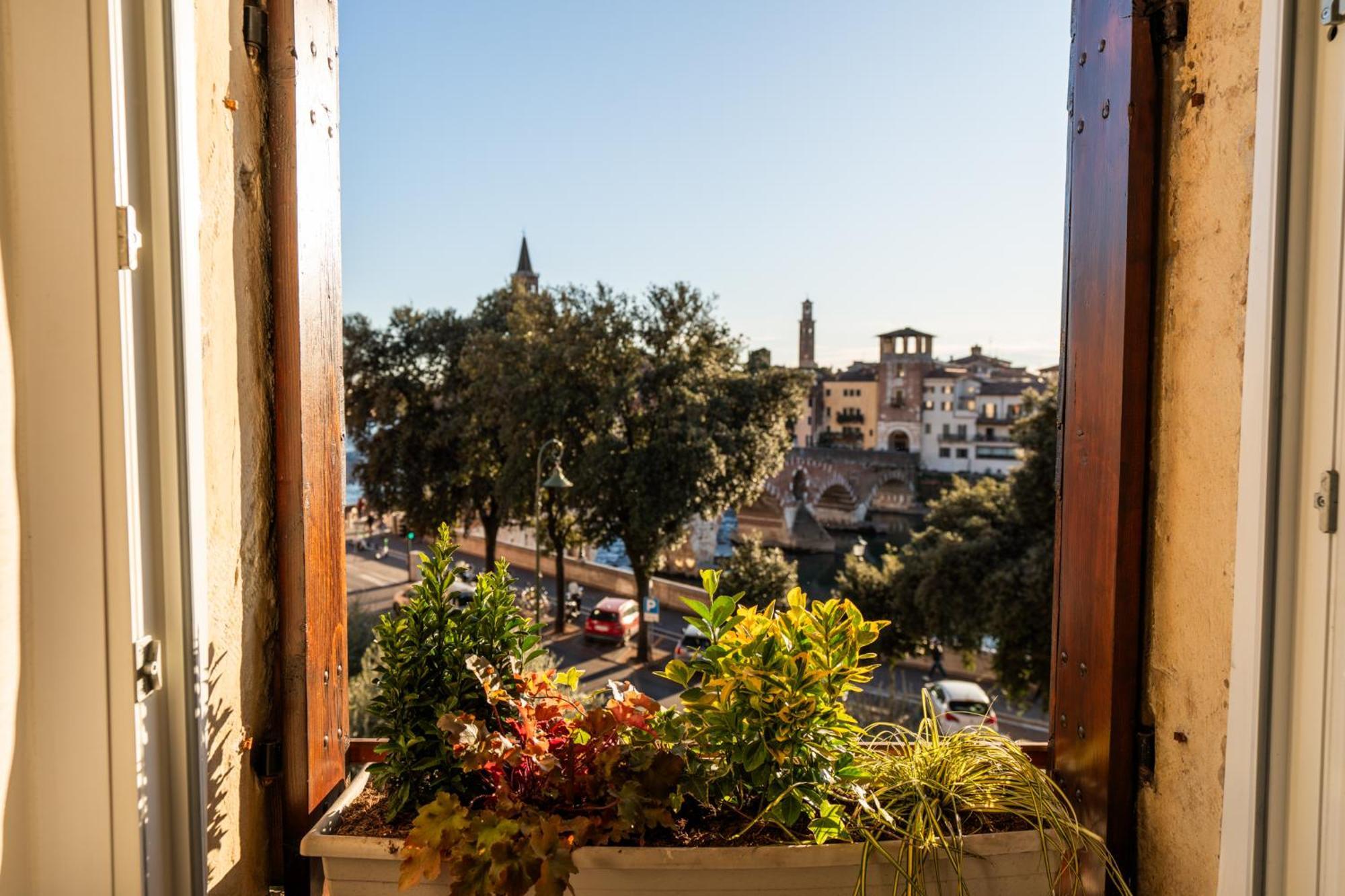 مبيت وإفطار فيرونا La Finestra Sul Ponte By Postcardsfrom المظهر الخارجي الصورة